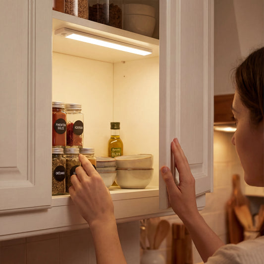 Luz LED recargable ECLARA instalada dentro de armario de cocina iluminando