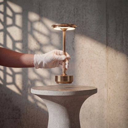 Lámpara de mesa LED sin cable ECLARA ILUMINA, diseño escandinavo en metal dorado, recargable USB-C, portátil e inalámbrica para salón o restaurante