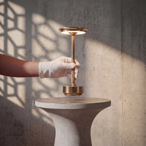 Lámpara de mesa LED sin cable ECLARA ILUMINA, diseño escandinavo en metal dorado, recargable USB-C, portátil e inalámbrica para salón o restaurante