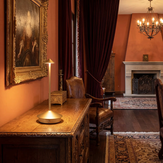 Lámpara decorativa Eclara Pino en salón clásico español con luz ambiental cálida