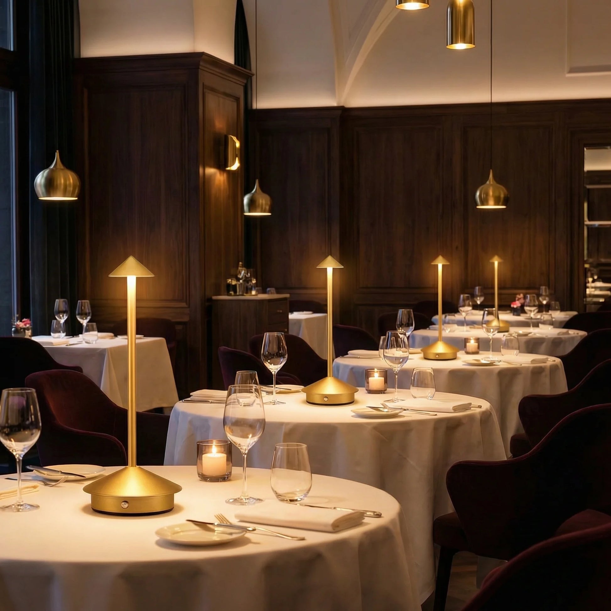 Lámpara de mesa inalámbrica Eclara Pino en restaurante bar hostelería